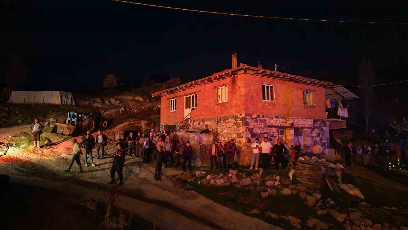 Demirci’de korkutan ev yangını 7 demircide korkutan ev yangini 3 ggam2ChC