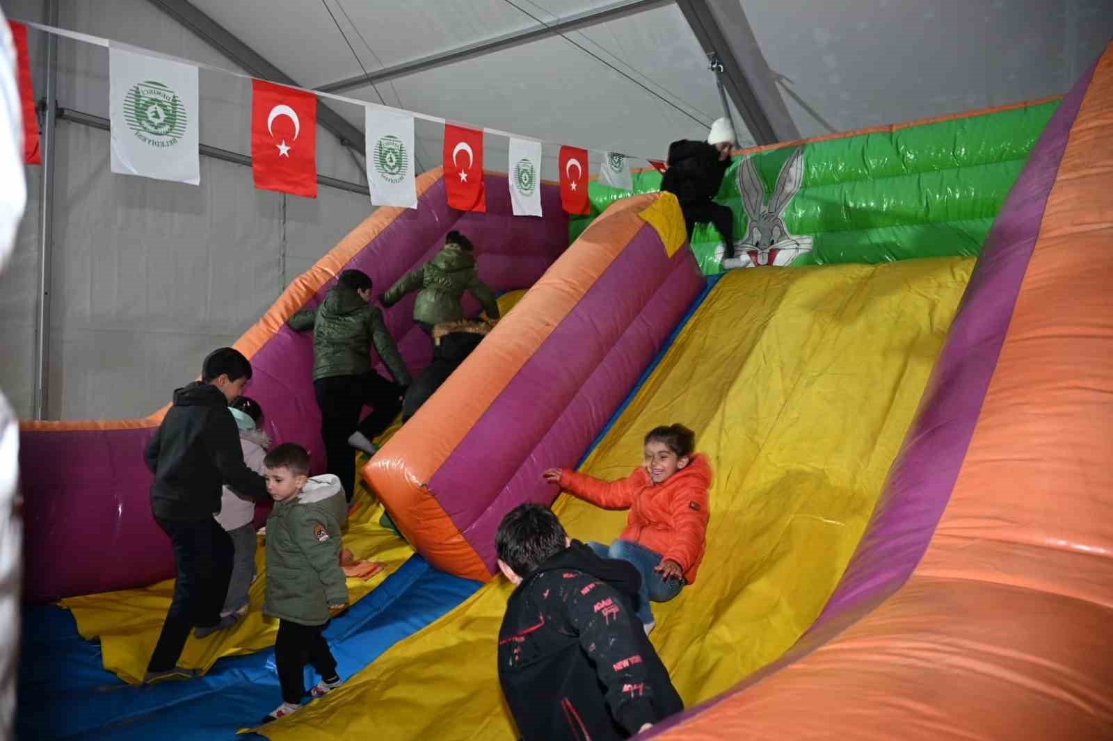 Demirci’de Ramazan, çocukların sevinciyle taçlandı 15 demircide ramazan cocuklarin sevinciyle taclandi 11 Npwayt6T
