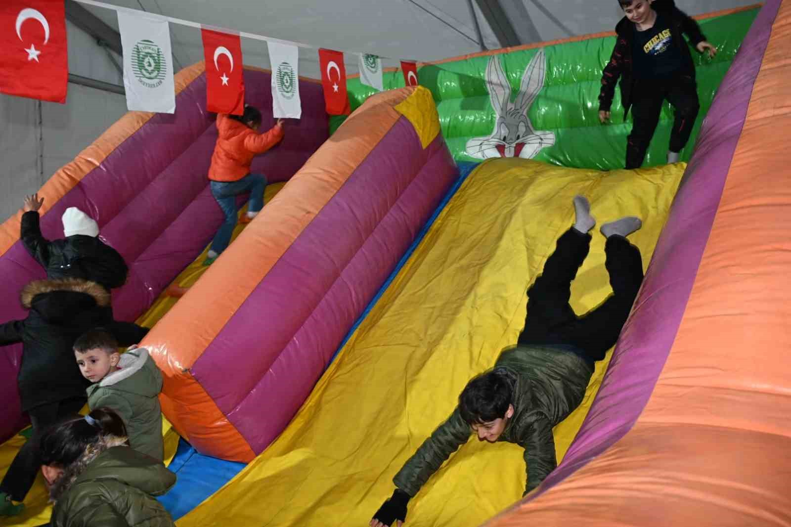 Demirci’de Ramazan, çocukların sevinciyle taçlandı 16 demircide ramazan cocuklarin sevinciyle taclandi 12 OFRCVRwH