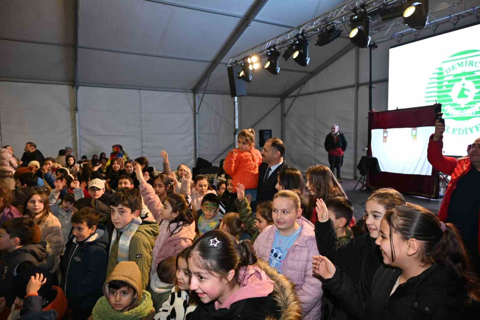 Demirci’de Ramazan, çocukların sevinciyle taçlandı 9 demircide ramazan cocuklarin sevinciyle taclandi 5 TrEOrTSy