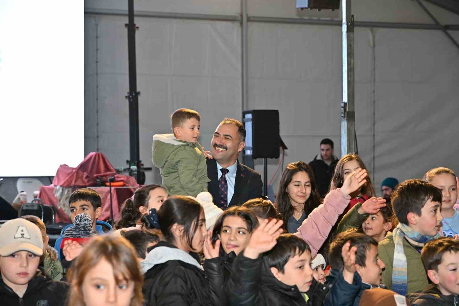Demirci’de Ramazan, çocukların sevinciyle taçlandı 10 demircide ramazan cocuklarin sevinciyle taclandi 6 WVs8jLRU