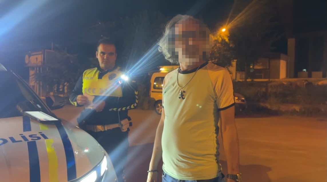 denetim yapan polislere selam vermek icin araciyla yanlarina gitti 328 promil alkollu cikti 1 OP2HFiAV