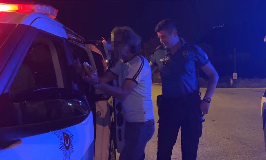 denetim yapan polislere selam vermek icin araciyla yanlarina gitti 328 promil alkollu cikti 4 2SV2R8fI