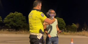 denetim-yapan-polislere-selam-vermek-icin-araciyla-yanlarina-gitti-328-promil-alkollu-cikti-igltmqM4.jpg