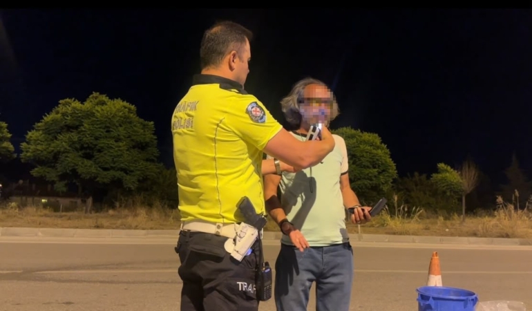 denetim-yapan-polislere-selam-vermek-icin-araciyla-yanlarina-gitti-328-promil-alkollu-cikti-igltmqM4.jpg
