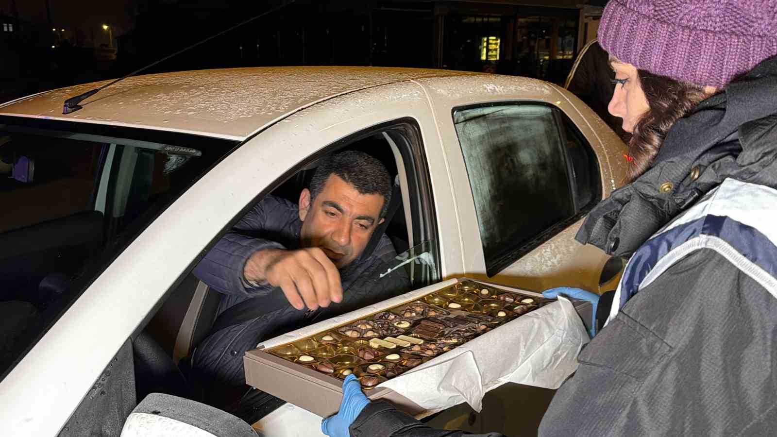 denetime girenler ceza yerine cikolata yedi 2 DWTSk1Wr
