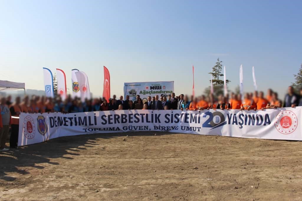 Denetimli serbestlik yükümlüleri 11 Kasım Milli Ağaçlandırma Günü’nde fidanları toprakla buluşturdu 6 denetimli serbestlik yukumluleri 11 kasim milli agaclandirma gununde fidanlari toprakla bulusturdu 2 LNgQdF93