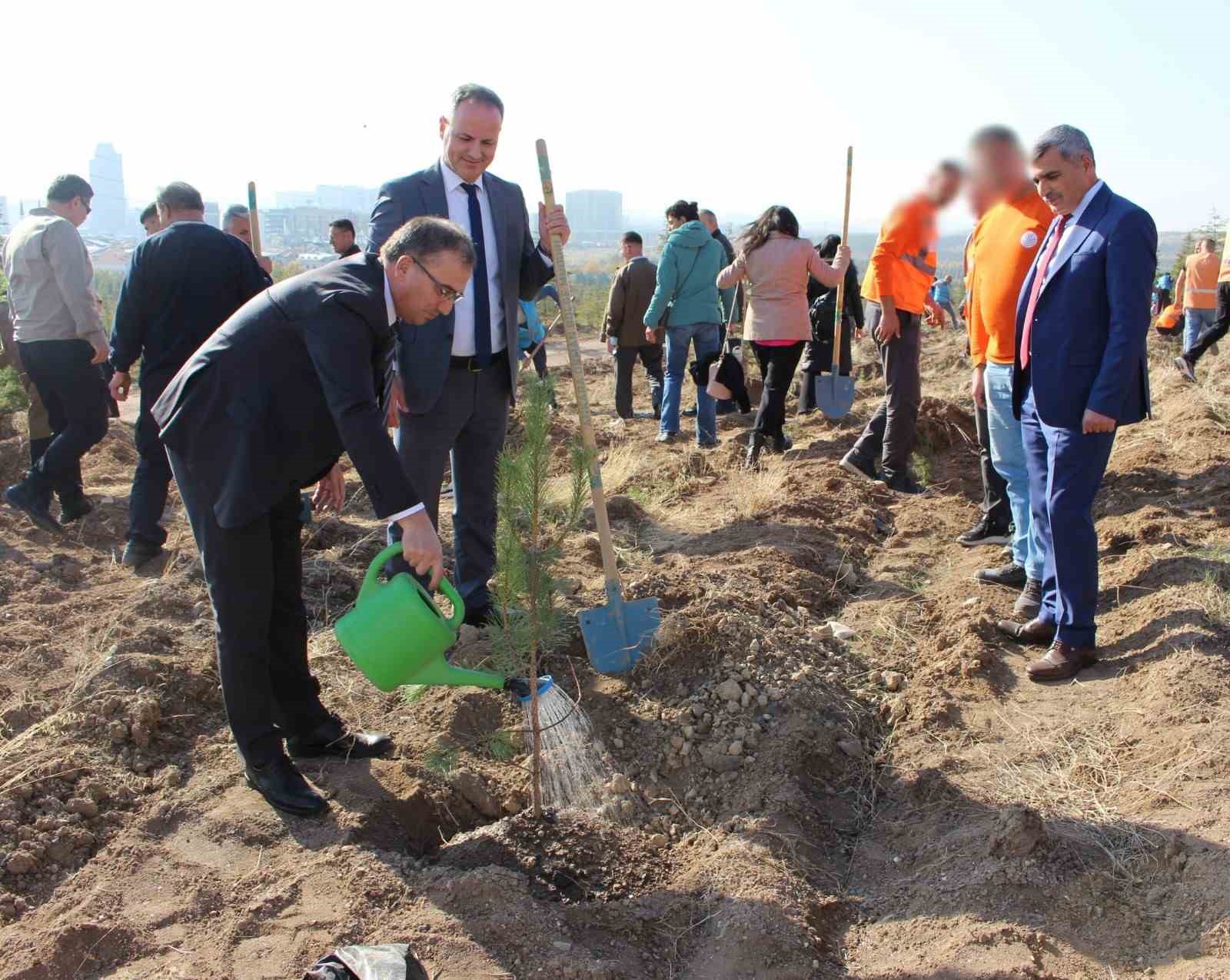 Denetimli serbestlik yükümlüleri 11 Kasım Milli Ağaçlandırma Günü’nde fidanları toprakla buluşturdu 7 denetimli serbestlik yukumluleri 11 kasim milli agaclandirma gununde fidanlari toprakla bulusturdu 3