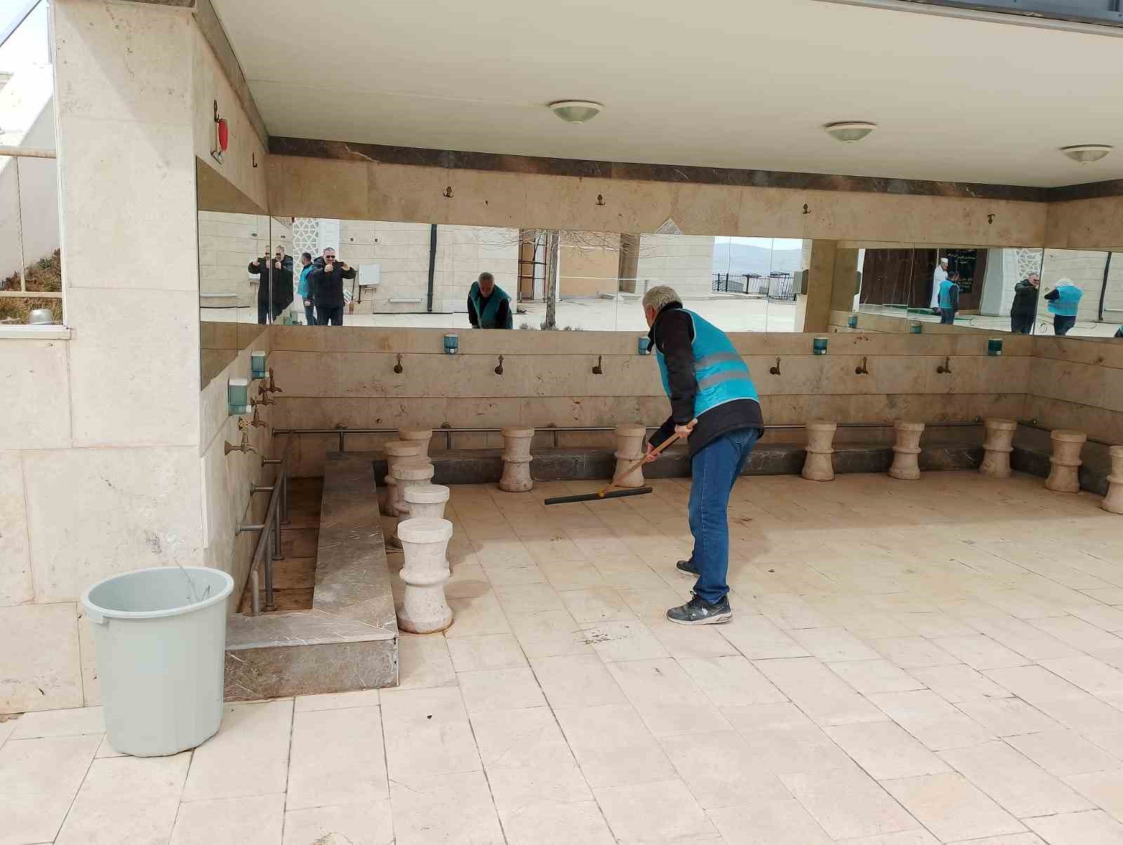 Denetimli serbestlikte cami temizlediler 7 denetimli serbestlikte cami temizlediler 3