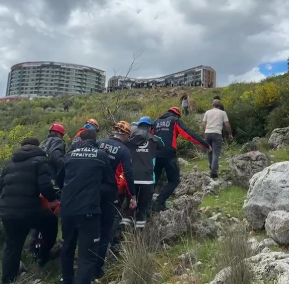 Dengesini kaybederek kayalıklardan düşen kadını ekipler kurtardı 4 dengesini kaybederek kayaliklardan dusen kadini ekipler kurtardi 0 7VPLCY8G