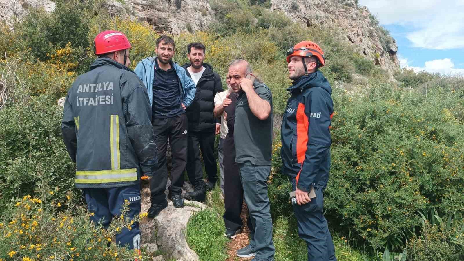 Dengesini kaybederek kayalıklardan düşen kadını ekipler kurtardı 5 dengesini kaybederek kayaliklardan dusen kadini ekipler kurtardi 1