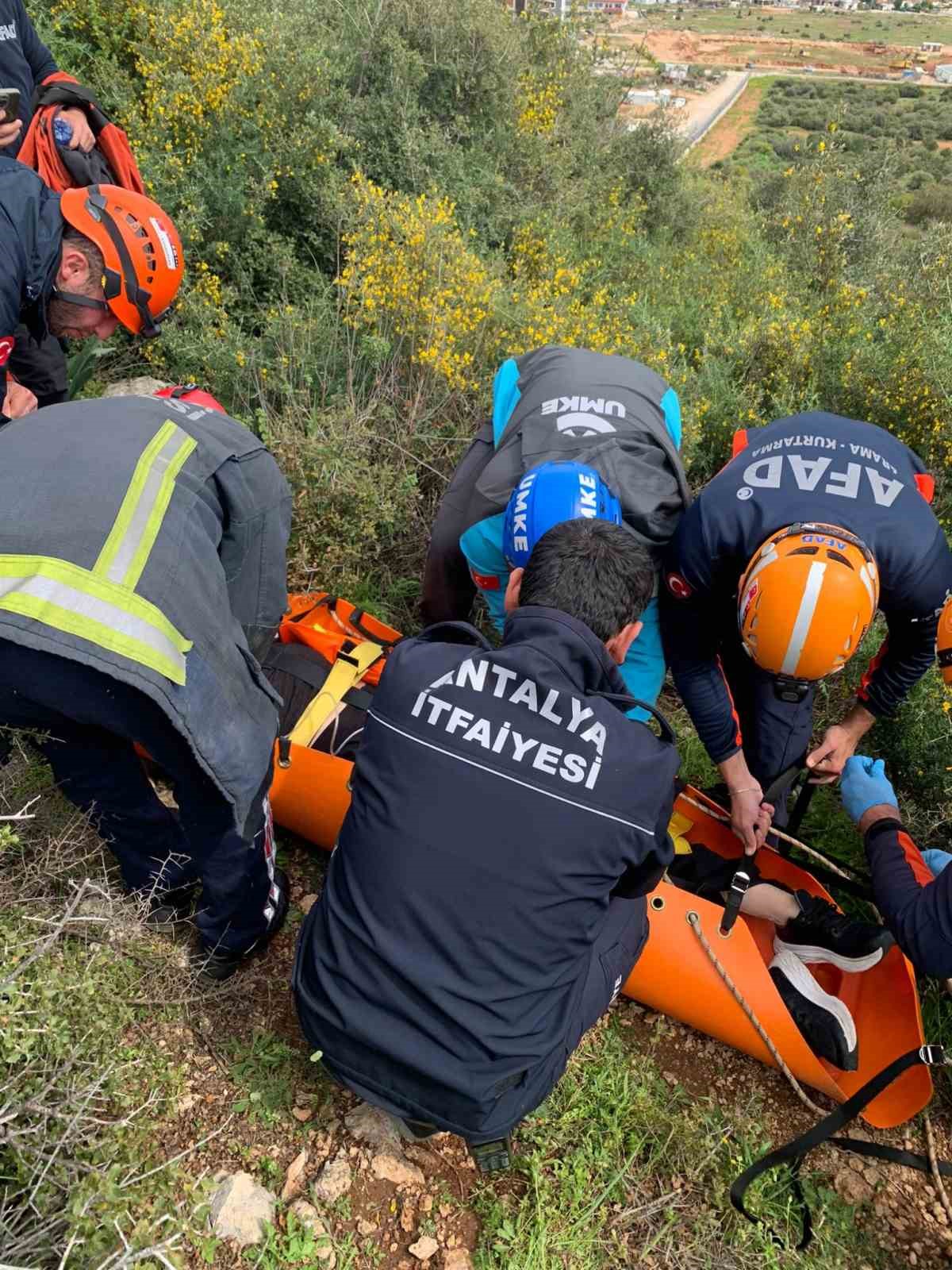 Dengesini kaybederek kayalıklardan düşen kadını ekipler kurtardı 6 dengesini kaybederek kayaliklardan dusen kadini ekipler kurtardi 2 iW4hsQcg