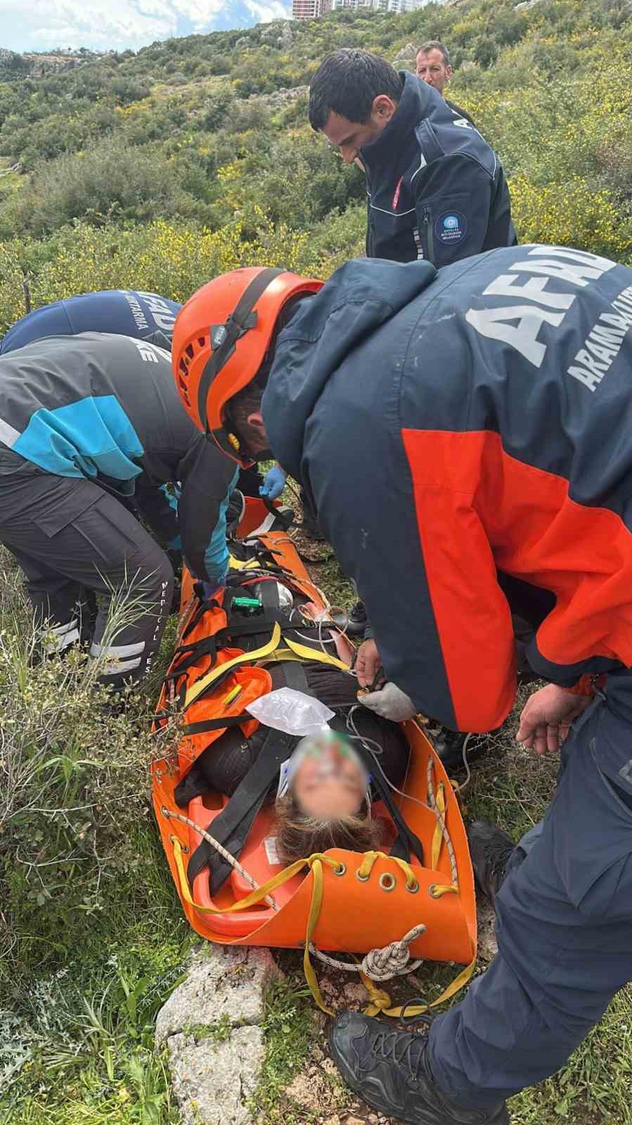 Dengesini kaybederek kayalıklardan düşen kadını ekipler kurtardı 8 dengesini kaybederek kayaliklardan dusen kadini ekipler kurtardi 4 fpGIRaGN