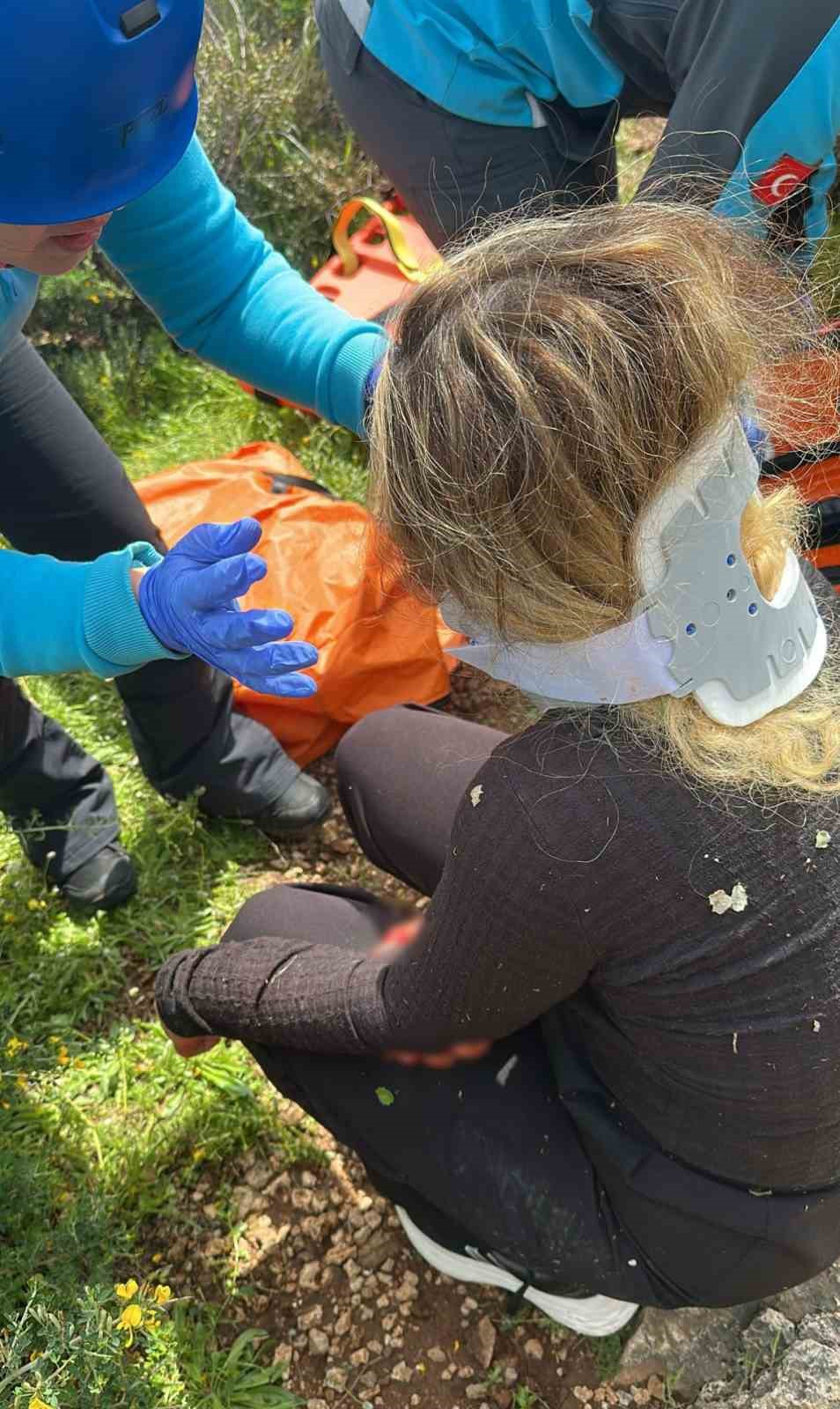 Dengesini kaybederek kayalıklardan düşen kadını ekipler kurtardı 9 dengesini kaybederek kayaliklardan dusen kadini ekipler kurtardi 5 XmPe3GVA
