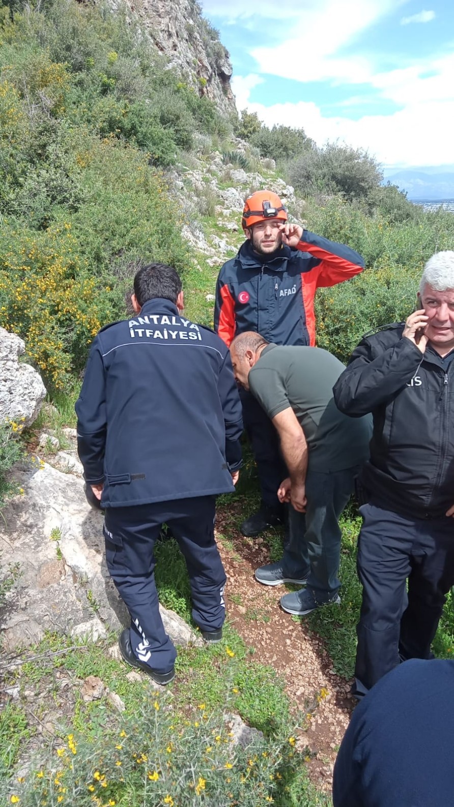 Dengesini kaybederek kayalıklardan düşen kadını ekipler kurtardı 10 dengesini kaybederek kayaliklardan dusen kadini ekipler kurtardi 6 eT9wX5Id