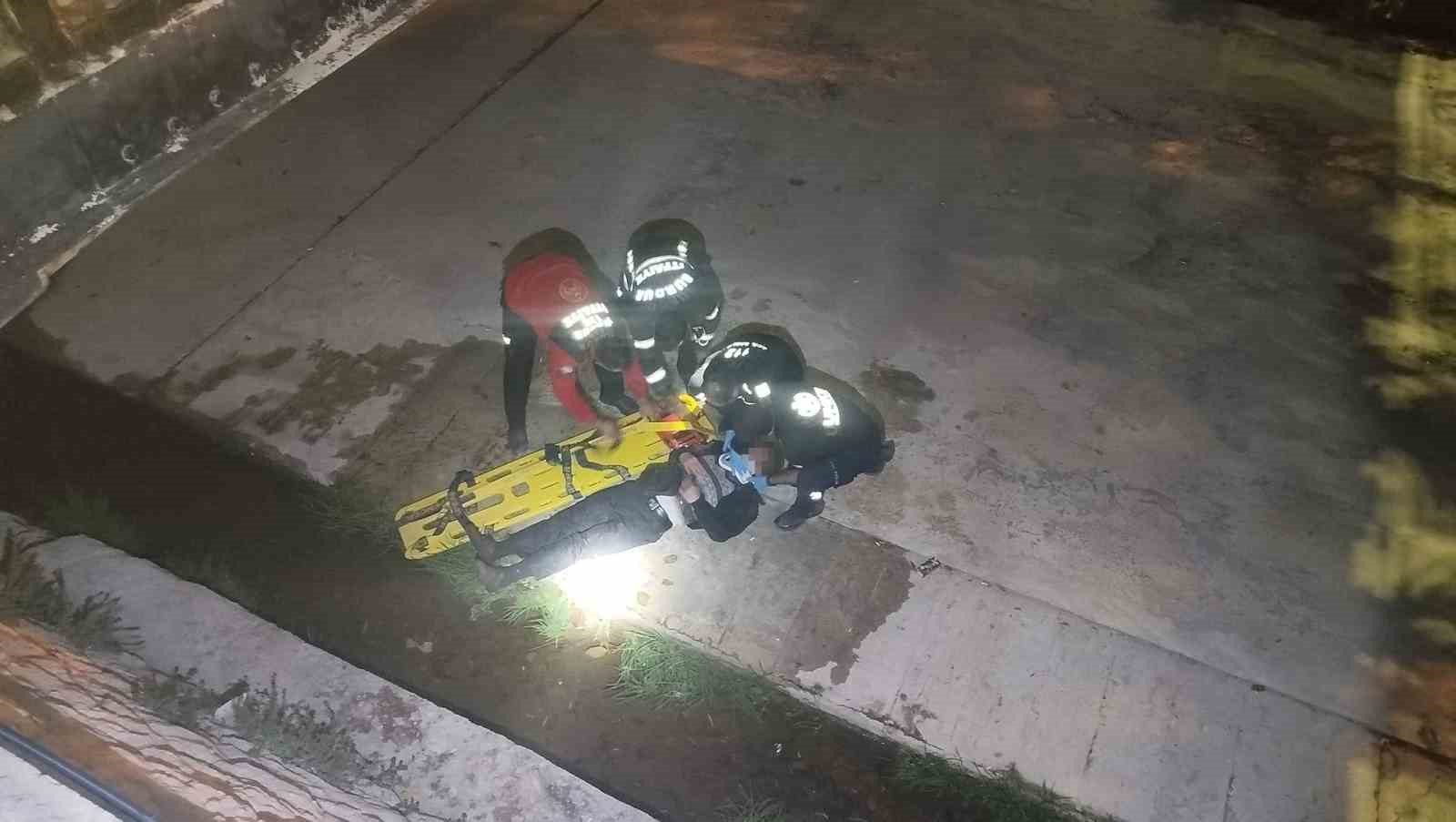 Dengesini kaybedip kanala düştü, itfaiye ekipleri kurtardı 5 dengesini kaybedip kanala dustu itfaiye ekipleri kurtardi 1 HbazjhJw