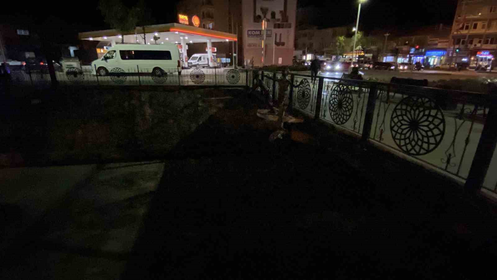 Dengesini kaybedip kanala düştü, itfaiye ekipleri kurtardı 6 dengesini kaybedip kanala dustu itfaiye ekipleri kurtardi 2 98lIrLQp