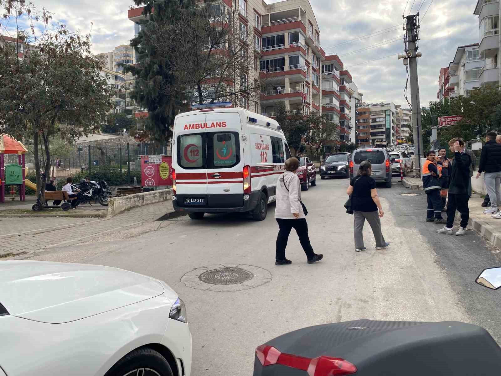 dengesini kaybedip yola dusen adama kamyon carpti 1 6t8EOa1i