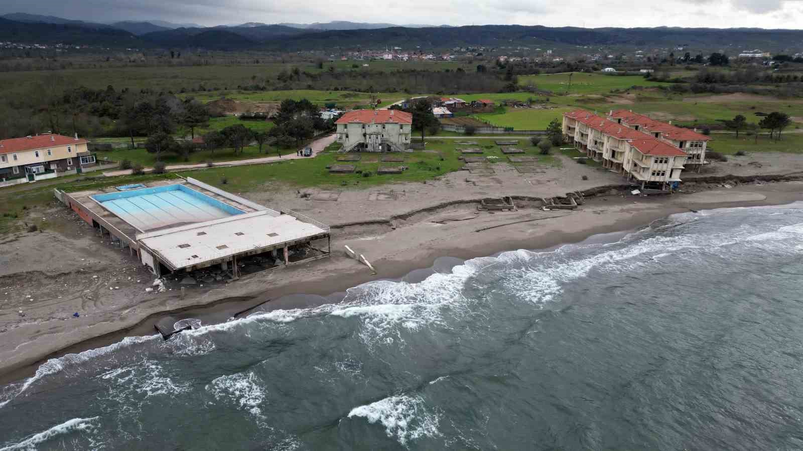 deniz 100 metre iceri girdi villalar coktu 2 SFR6PzbC