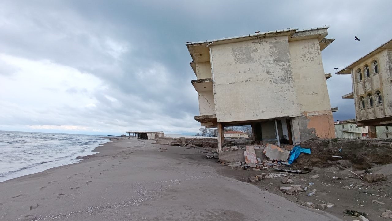 deniz 100 metre iceri girdi villalar coktu 5