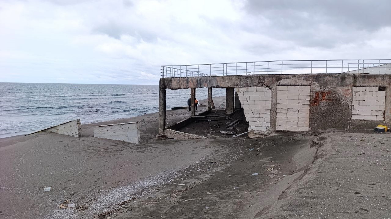 deniz 100 metre iceri girdi villalar coktu 8 TCDO7a4c