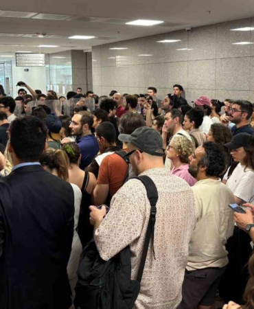 deniz-goktasin-adliyeye-sevkinde-gerginlik-kemal-kilicdaroglu-ve-ekibine-protesto-MqY8Eyj1.jpg