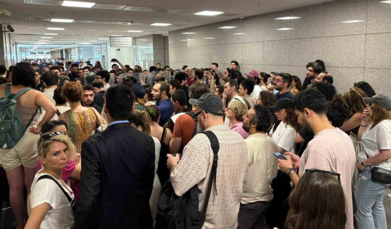 deniz-goktasin-adliyeye-sevkinde-gerginlik-kemal-kilicdaroglu-ve-ekibine-protesto-MqY8Eyj1.jpg