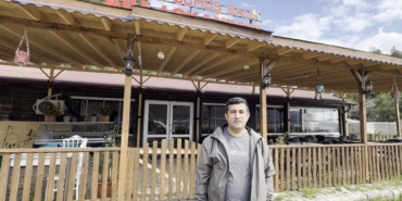 deniz-kenarinda-ayinin-balik-keyfi-cep-telefonu-kamerasina-yansidi-4E8gvsAB.jpg