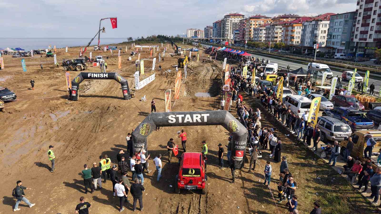 deniz kenarinda gerceklestirilen zorlu off road yarislari nefesleri kesti 9