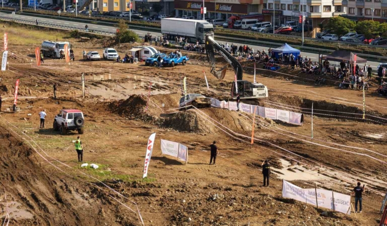 deniz-kenarinda-gerceklestirilen-zorlu-off-road-yarislari-nefesleri-kesti-AmqkWaKU.jpg