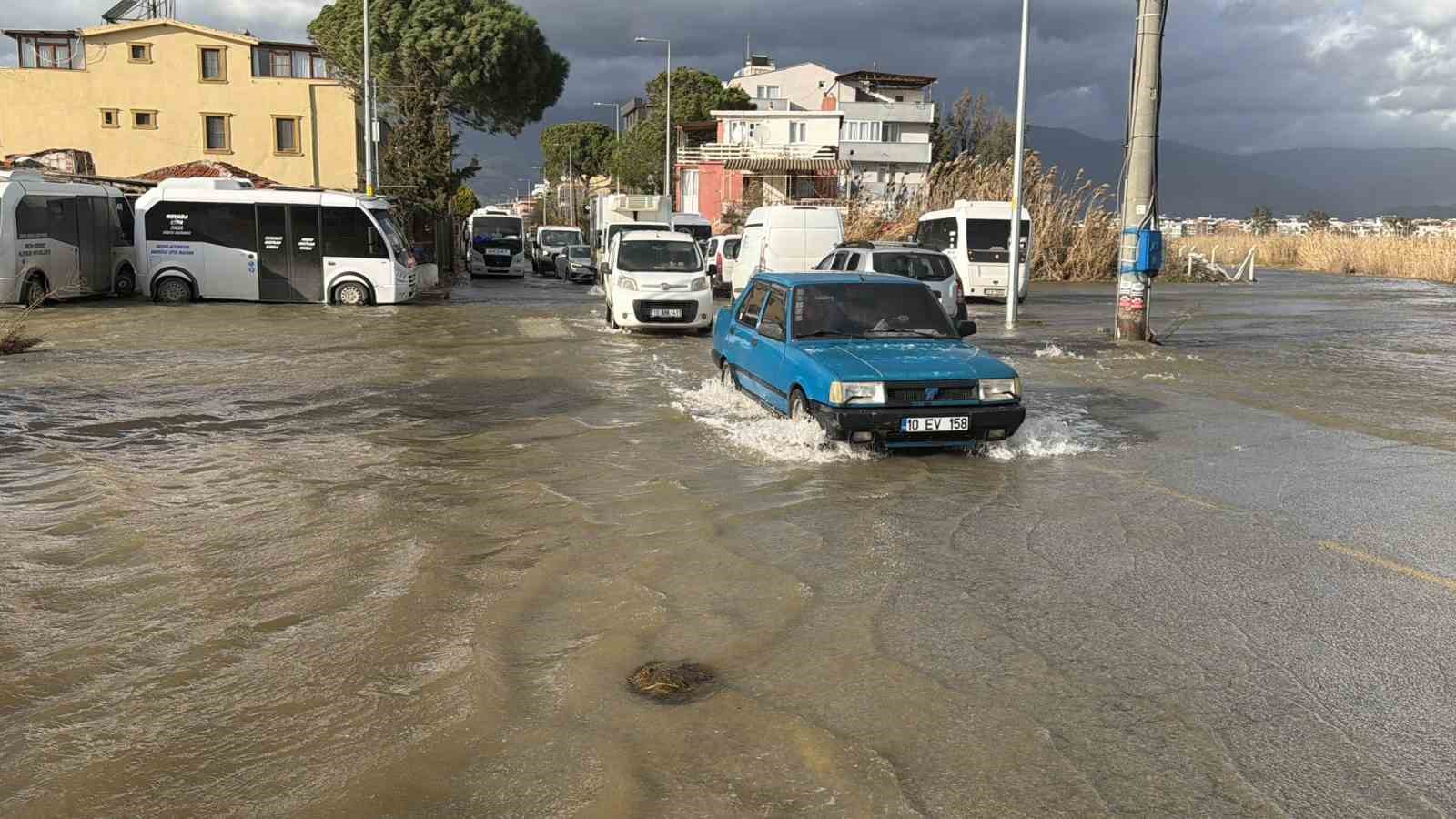 Deniz taştı, caddeler göle döndü 5 deniz tasti caddeler gole dondu 1 cVDzQraN
