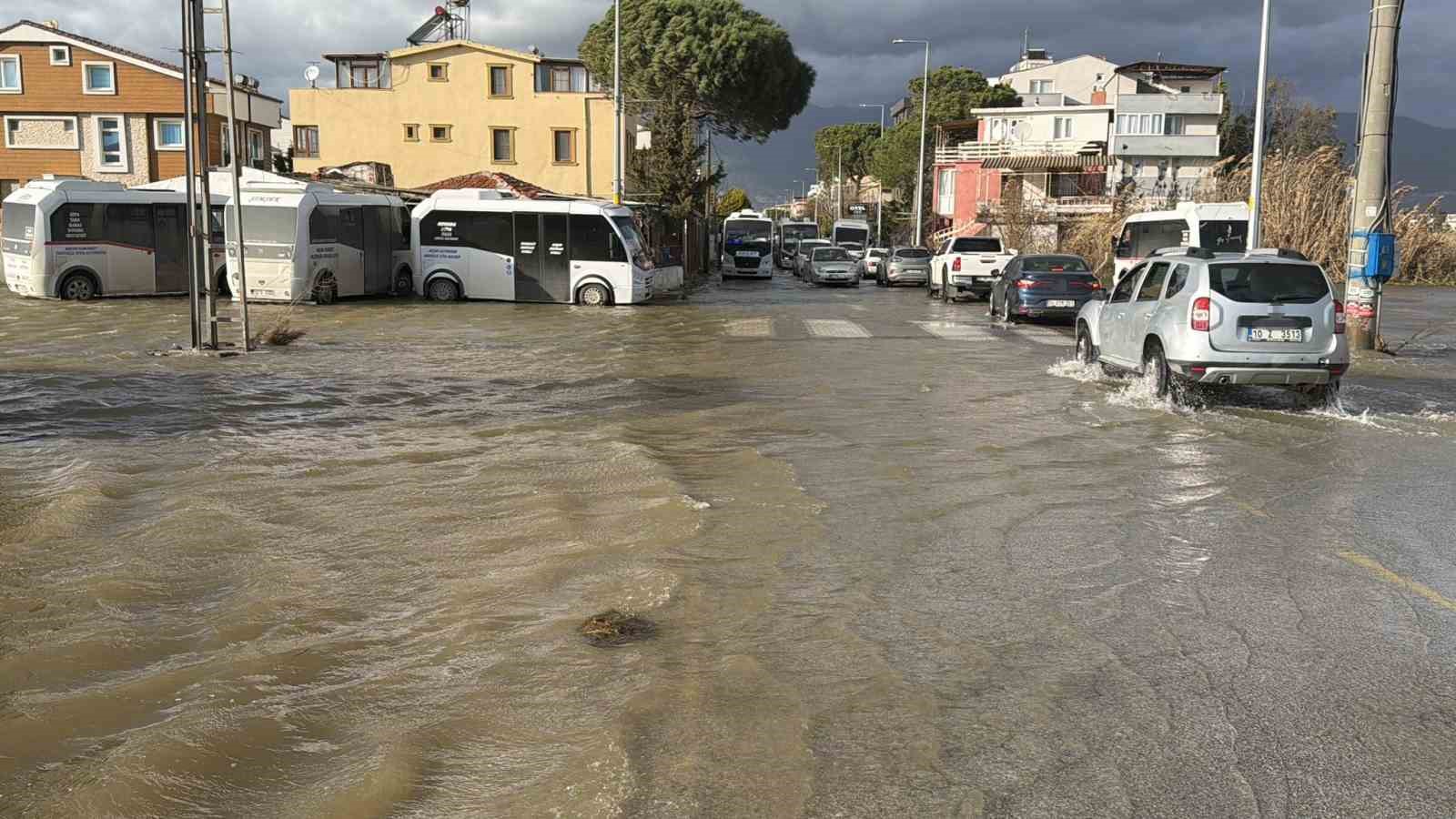 Deniz taştı, caddeler göle döndü 6 deniz tasti caddeler gole dondu 2 YmcdXOUV