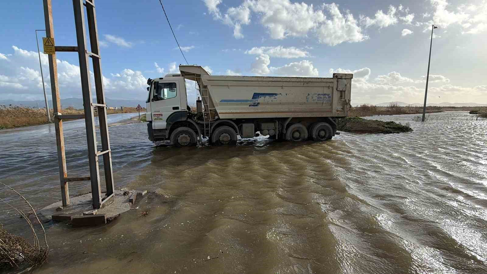 Deniz taştı, caddeler göle döndü 9 deniz tasti caddeler gole dondu 5 p3MOL1yg