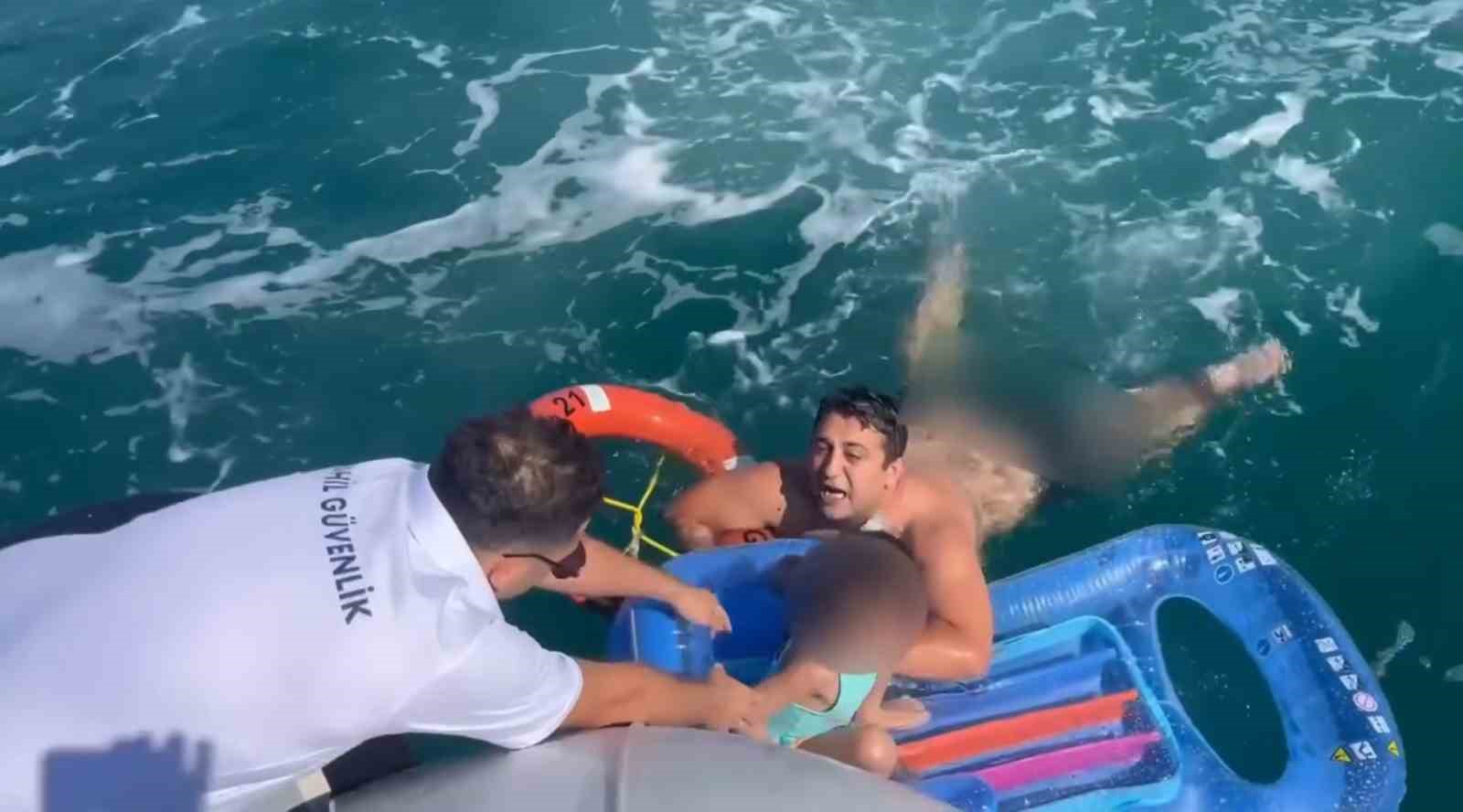 Deniz yatağıyla açığa sürüklenen çocuğu Sahil Güvenlik kurtardı 4 deniz yatagiyla aciga suruklenen cocugu sahil guvenlik kurtardi 0 gmuHqjz2