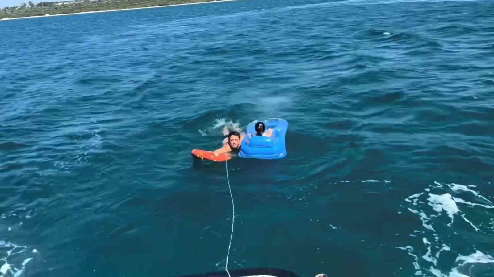 Deniz yatağıyla açığa sürüklenen çocuğu Sahil Güvenlik kurtardı 5 deniz yatagiyla aciga suruklenen cocugu sahil guvenlik kurtardi 1 wTQathZO