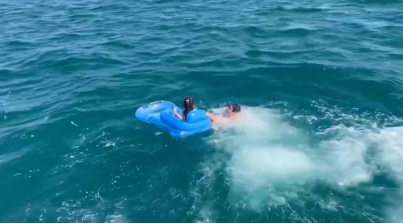 Deniz yatağıyla açığa sürüklenen çocuğu Sahil Güvenlik kurtardı 8 deniz yatagiyla aciga suruklenen cocugu sahil guvenlik kurtardi 4 DRzyAN6H