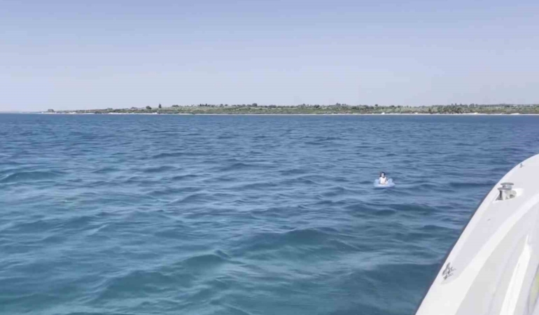 deniz-yatagiyla-aciga-suruklenen-cocugu-sahil-guvenlik-kurtardi-sczK4tjV.jpg