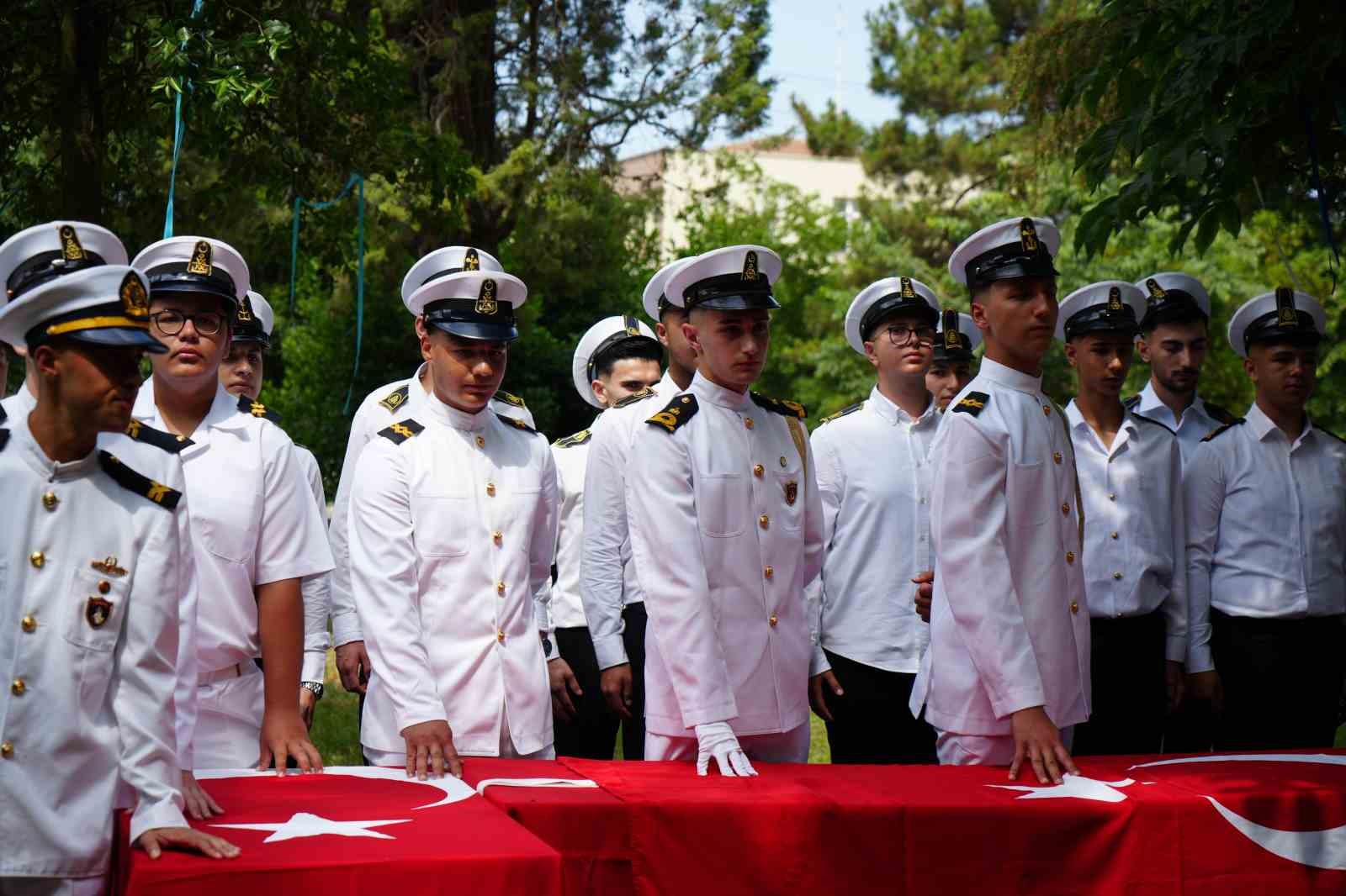 denizci ogrenciler mezuniyeti havuza atlayarak kutladi 4 u2sFKyeH