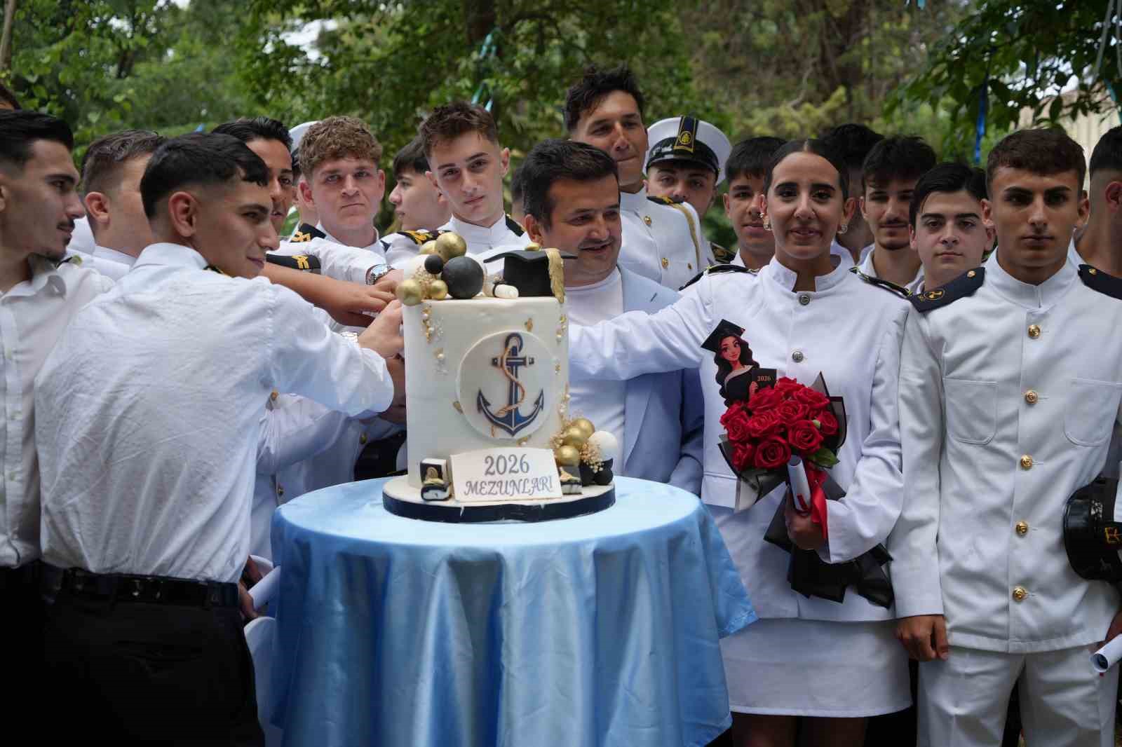 denizci ogrenciler mezuniyeti havuza atlayarak kutladi 6 NLV7DjTC