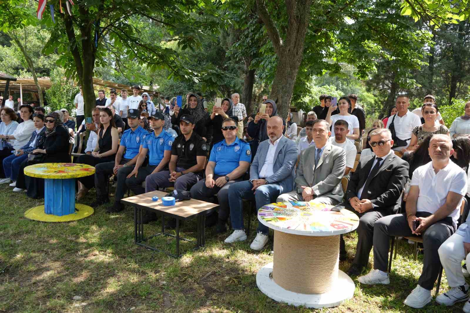denizci ogrenciler mezuniyeti havuza atlayarak kutladi 7 fCLunsGT