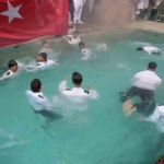 denizci-ogrenciler-mezuniyeti-havuza-atlayarak-kutladi-dGrqu2AF.jpg