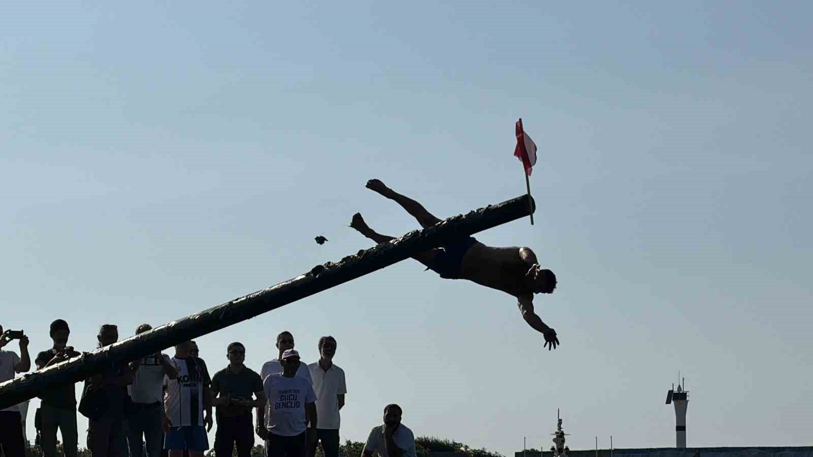 Denizcilik ve Kabotaj Bayramı’nda denizde açılan dev bayrak alkış aldı 5 denizcilik ve kabotaj bayraminda denizde acilan dev bayrak alkis aldi 1