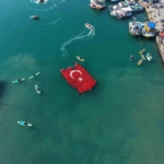 denizcilik-ve-kabotaj-bayraminda-denizde-acilan-dev-bayrak-alkis-aldi-P4jI1bWG.jpg