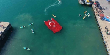 denizcilik-ve-kabotaj-bayraminda-denizde-acilan-dev-bayrak-alkis-aldi-P4jI1bWG.jpg