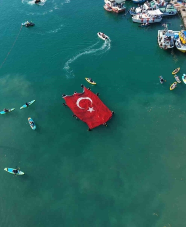 denizcilik-ve-kabotaj-bayraminda-denizde-acilan-dev-bayrak-alkis-aldi-P4jI1bWG.jpg