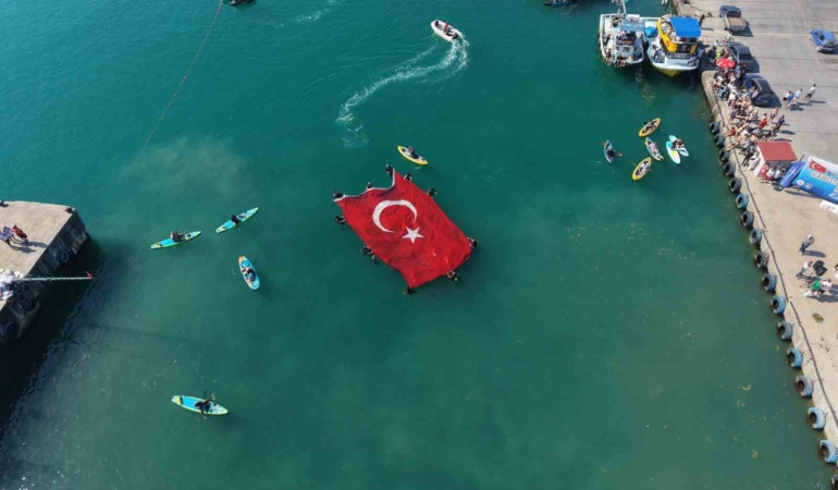denizcilik-ve-kabotaj-bayraminda-denizde-acilan-dev-bayrak-alkis-aldi-P4jI1bWG.jpg