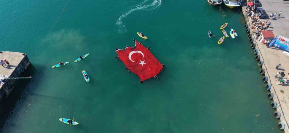 denizcilik-ve-kabotaj-bayraminda-denizde-acilan-dev-bayrak-alkis-aldi-P4jI1bWG.jpg