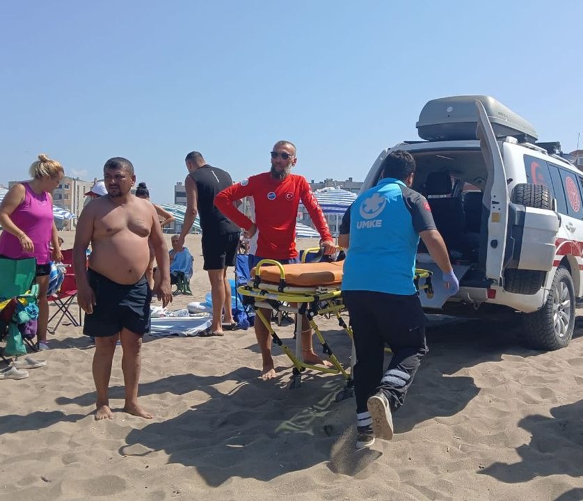 denizde bogulma tehlikesi geciren adama dakikalarca kalp masaji yaptilar 0 qOOZlmvC