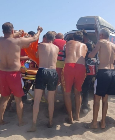 denizde-bogulma-tehlikesi-geciren-adama-dakikalarca-kalp-masaji-yaptilar-ziymsndO.jpg
