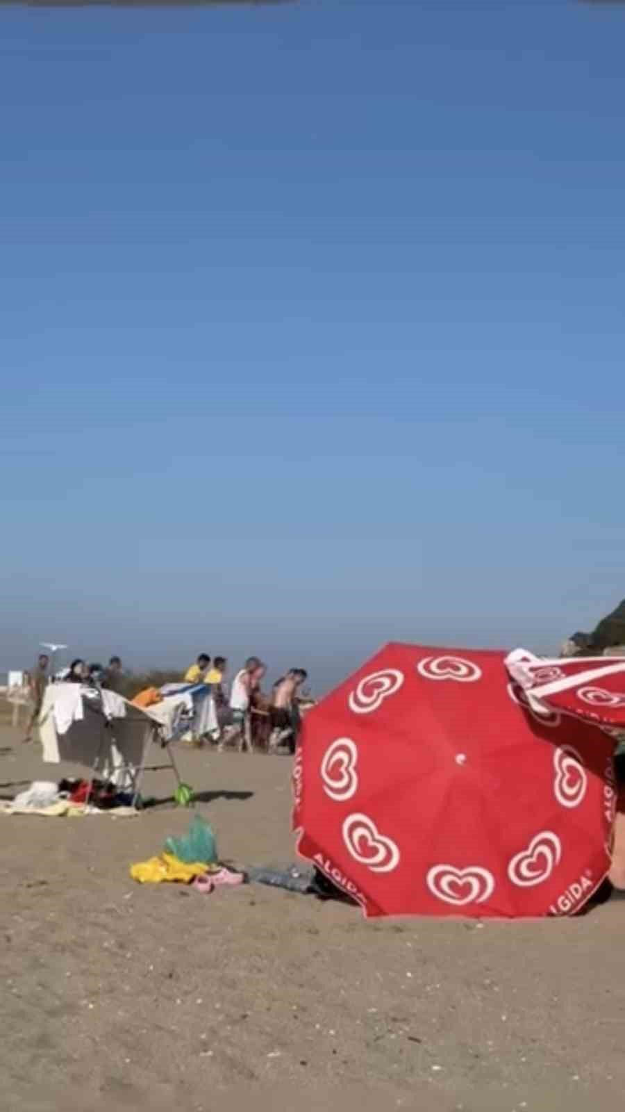 denizde bogulma tehlikesi geciren kisiyi vatandaslar kurtardi 0 4unhizXR
